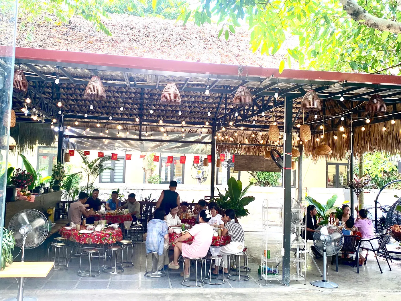 A green and welcoming restaurant terrace in Tam Coc