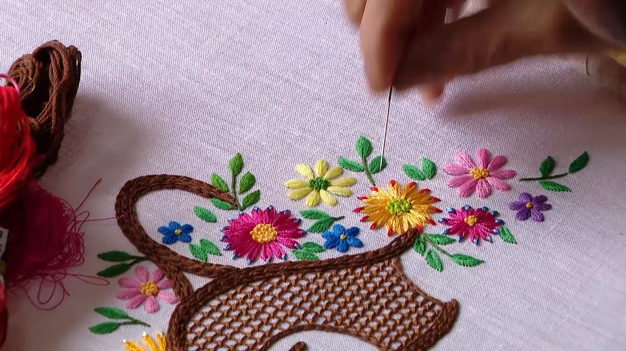 Close-up of hands creating embroidery at Vị & Thêu in Tam Coc