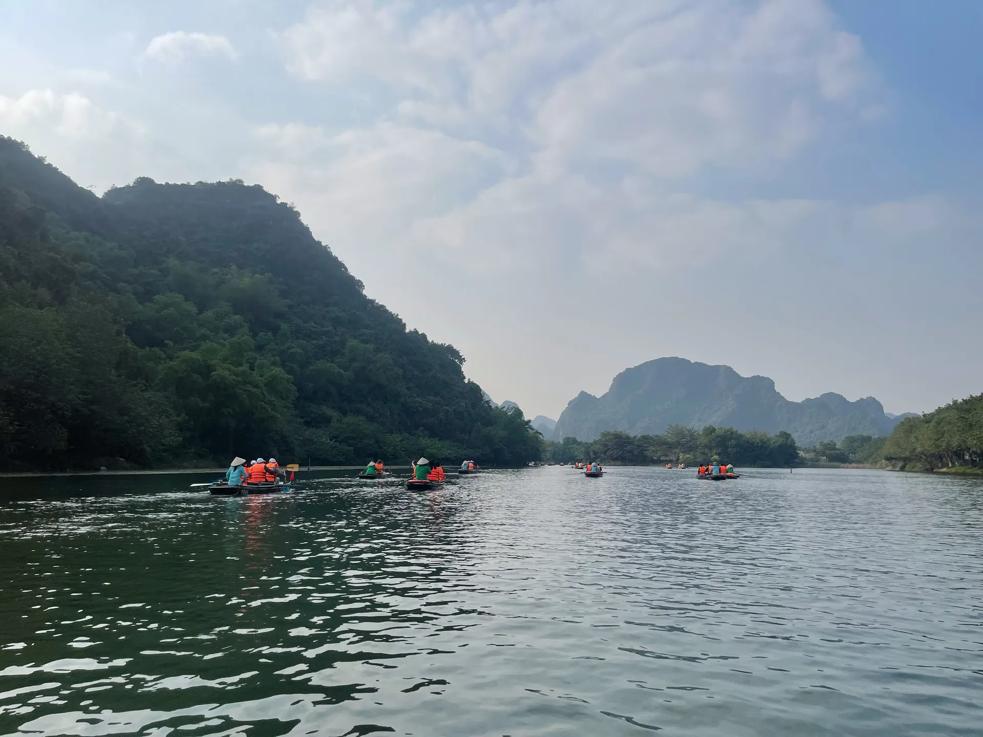 Green courtyard seating at Vị & Thêu, a place to rest between Tam Coc sightseeing trips